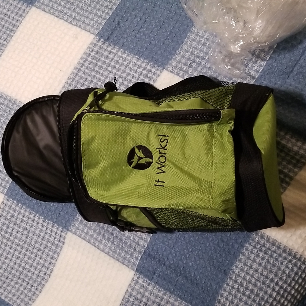 ItWorks! Insulated bag. Black and Green. Fits 4 water bottles